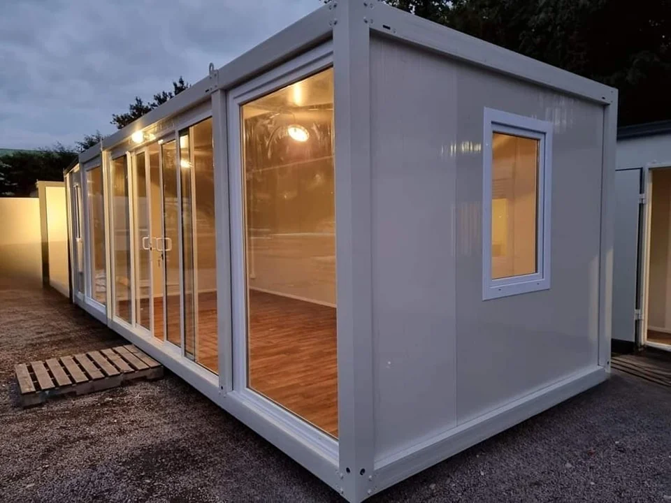 Bungalow Préfabriqué Personnalisable – Bureau, Salon ou Pool-House Clé en Main – Image 3