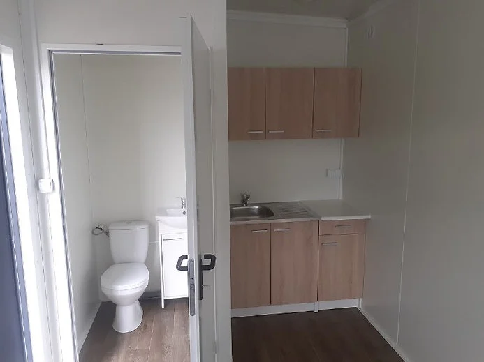 Conteneur Bureau 15 m² avec WC et Kitchenette : Confort et Autonomie – Image 2